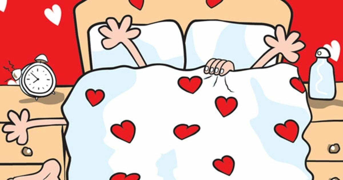 Зацелованная блондинка позирует в белье на кровати не вытирая следы от помады