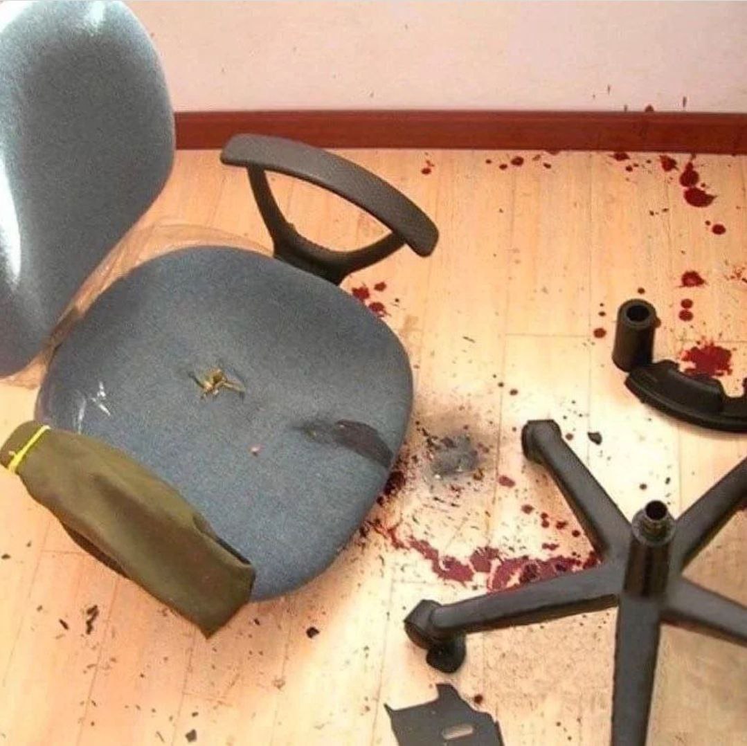 В китае выстрелил стул