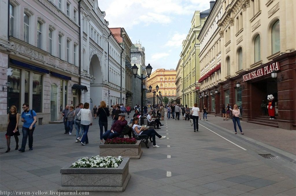 Экскурсия улицы города. Никольская улица Китай город. Никольская улица в 1990 году. Никольская улица в Москве в 90. Никольская это в Китай городе.