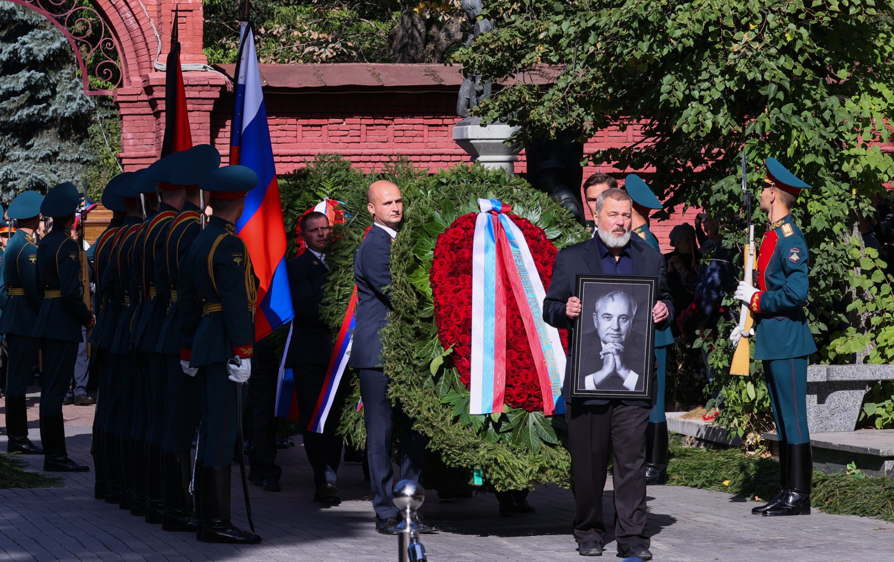 Могила горбачева михаила. Горбачева похоронили на Новодевичьем кладбище в Москве. Почетный караул. Почетный караул на похоронах.