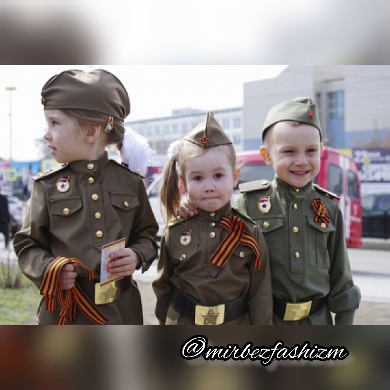 Дети одетые в военную форму