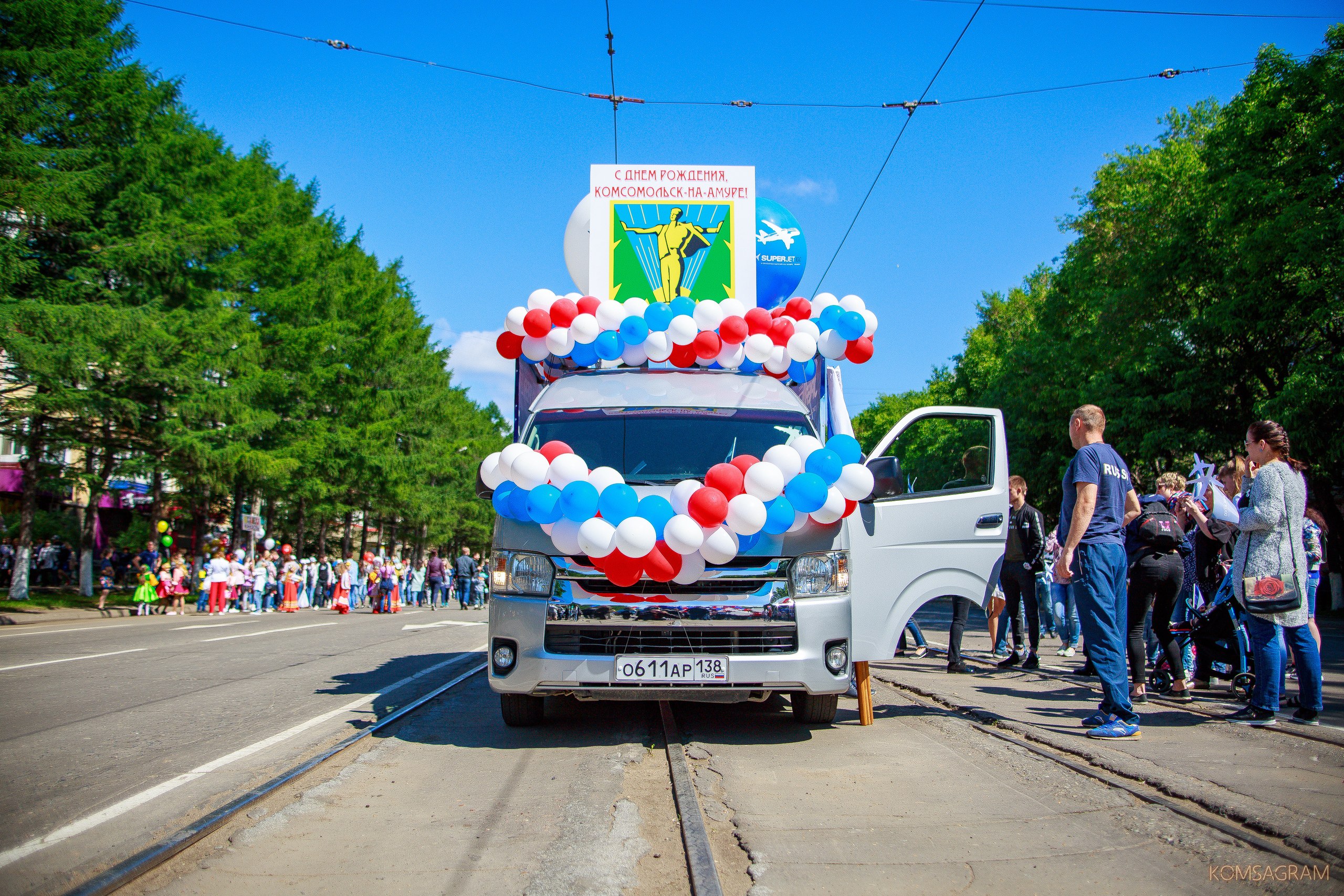 С днем комсомольска на амуре открытки. С днем города Комсомольск на Амуре. Комсомольск на Амуре с днем рождения город. Карнавальное шествие Комсомольск на Амуре. Парад Комсомольск на Амуре 14 год.