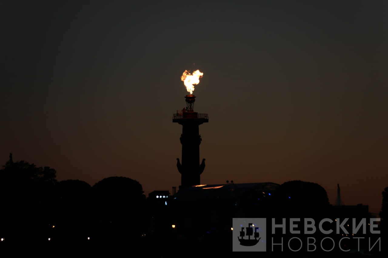 Когда зажигают ростральные колонны в санкт петербурге. Ростральные колонны Санкт-Петербург. Васильевский остров. Кунсткамера. Ростральные колонны. Зажгли Ростральные колонны, Алые паруса. Алые паруса Ростральные колонны.