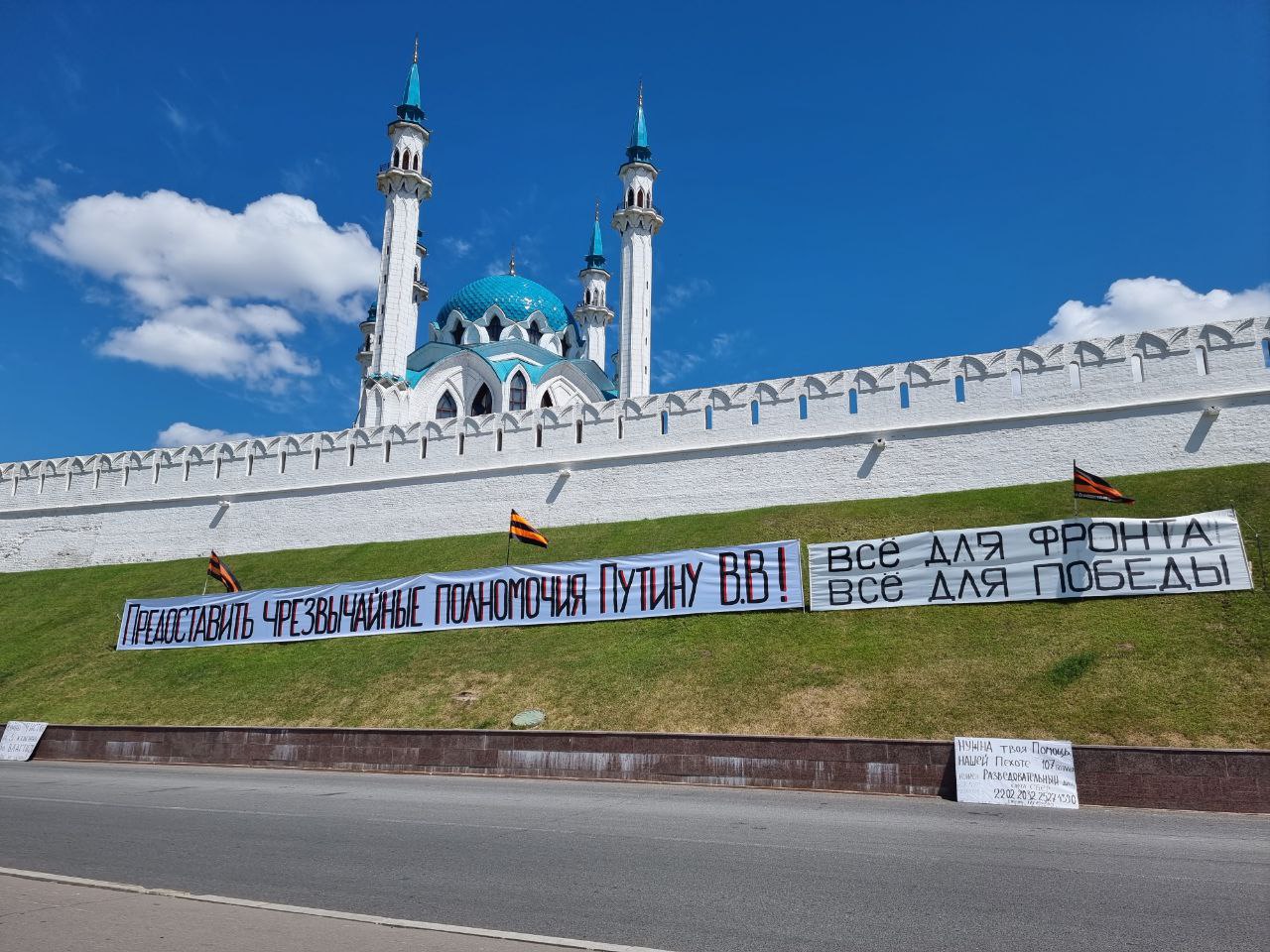 Около казань. Часы Казанского Кремля. Надпись у Кремля Казань. Казань Кремль Камал. Выставки в Казанском Кремле.