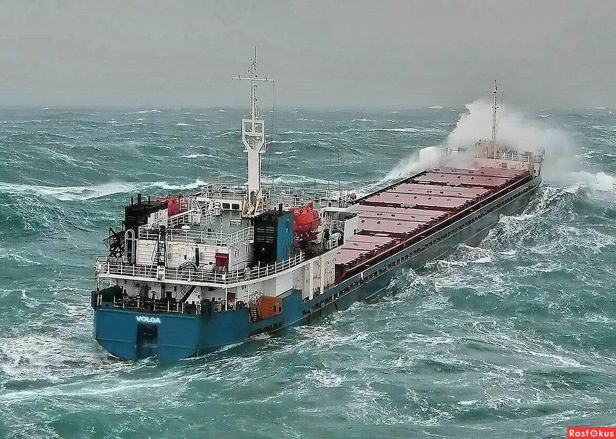Океан 3 судно. Баренцево море Vessel. Грузовое судно в шторм. Сухогрузы морские.