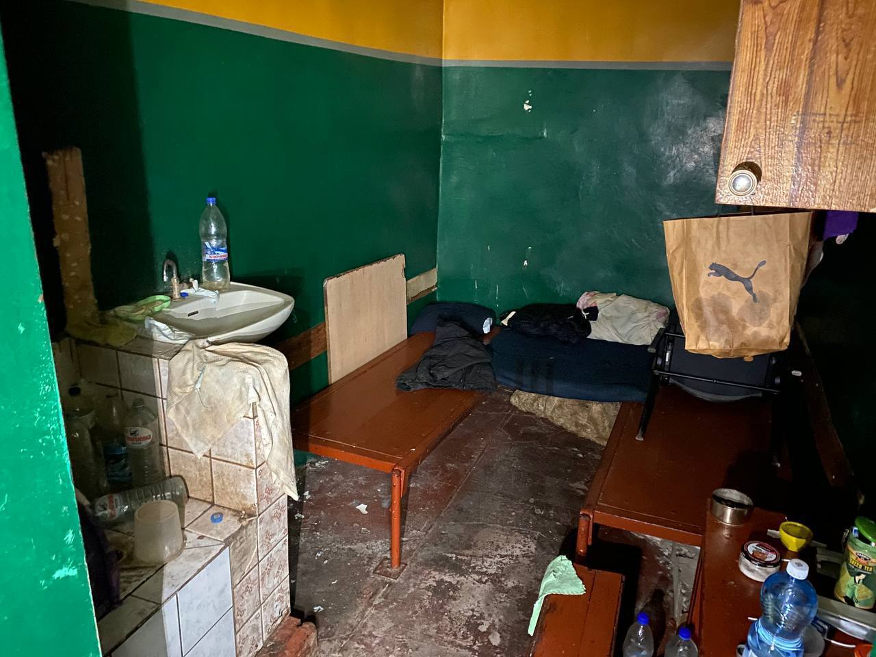 Место пыток. Стена в камере пыток на Украине.