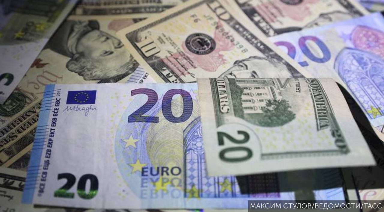 Доллар сегодня 2024. Евро валюта 20. Доллар и евро. Доллар евро рубль. Евро против доллара.