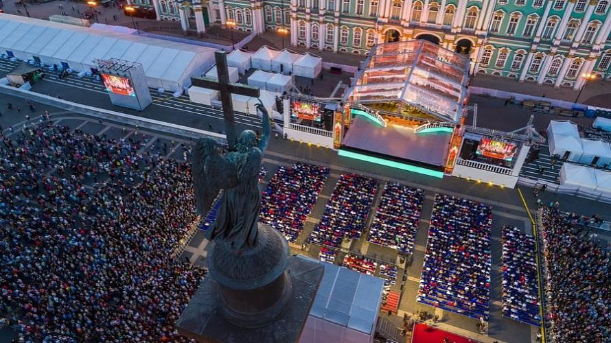 Классика на дворцовой 2024 трансляция. Смайл парк в Санкт-Петербурге на Дворцовой площади. Дворцовая площадь концерт. Опера на Дворцовой.