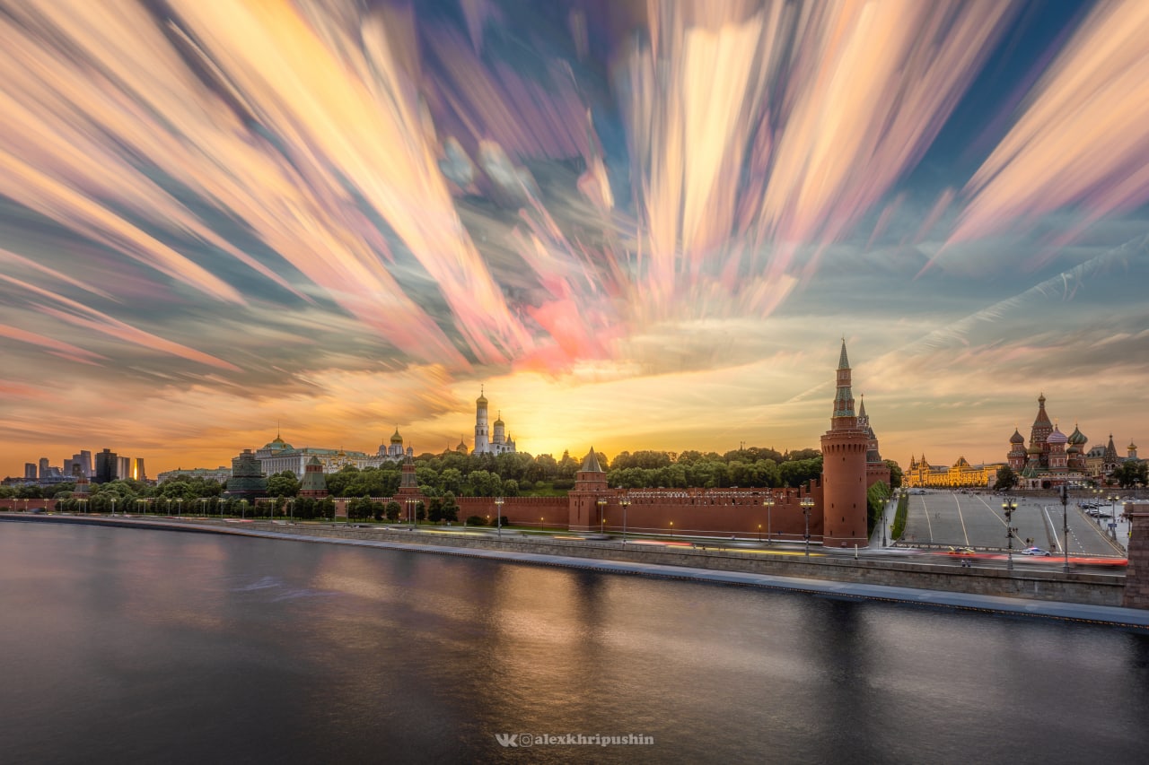 Рассвет над москвой мусоргский. Свежие фото красной площади. Александр Лобачев фото заката. А закат был пл.