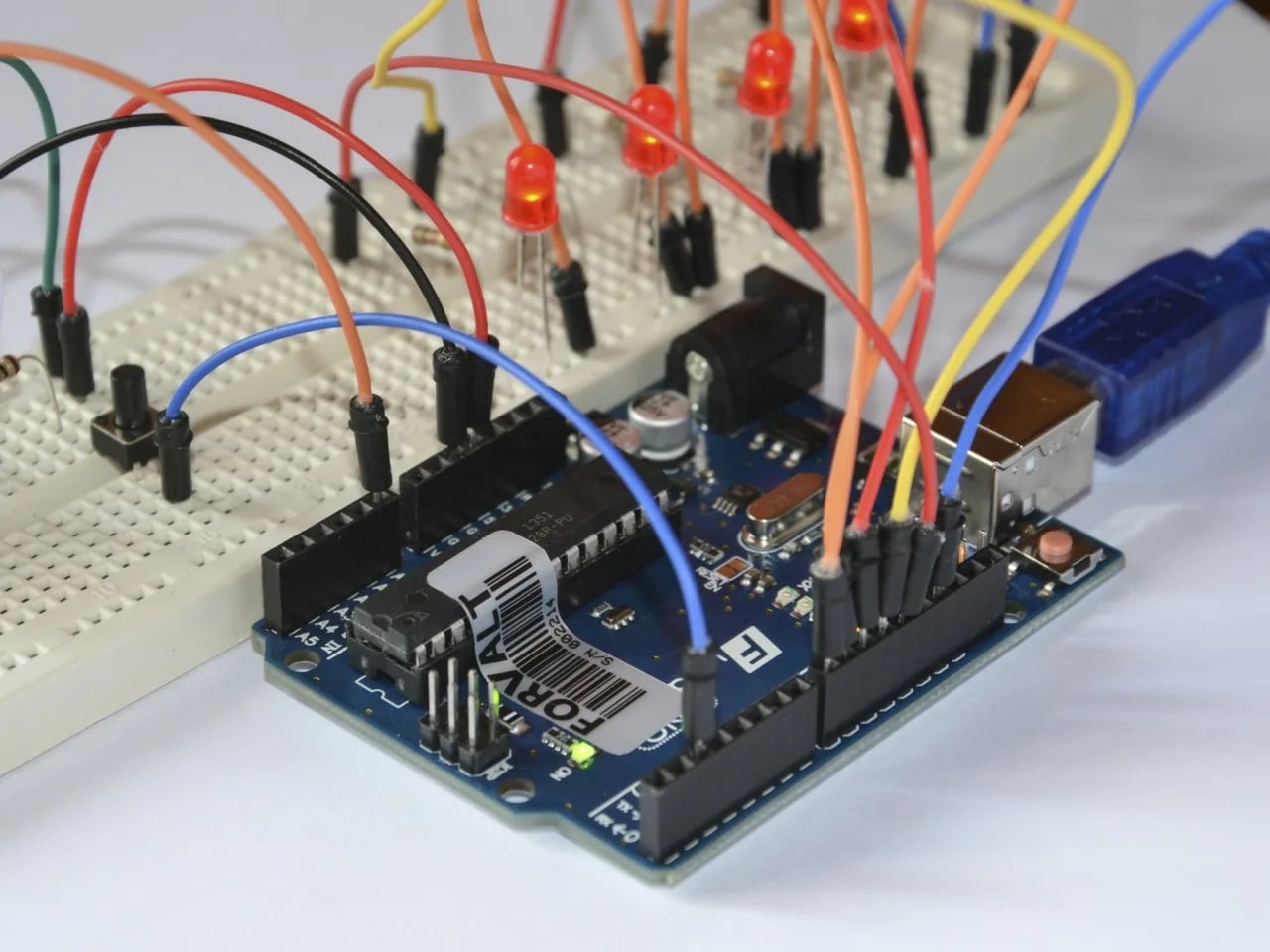 Https arduino cc. Микроконтроллерная платформа Arduino. Arduino на AVR микроконтроллере. Arduino uno платы. Перфорированная плата ардуино.