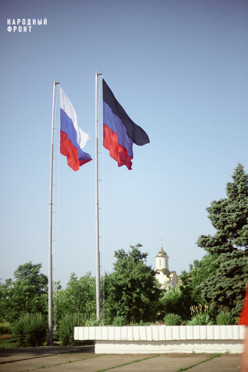 Поднятие флага России