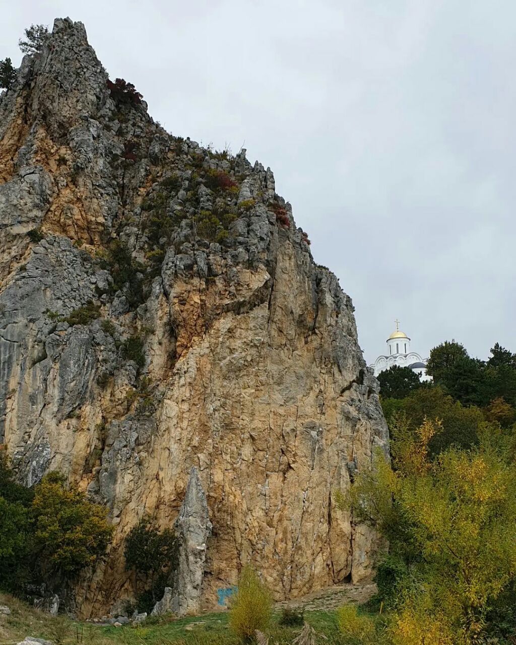 Скала красный камень в Гурзуфе. Краснокаменка в Крыму. Гелин Кая Крым. Мраморовидный известняк в Крыму.