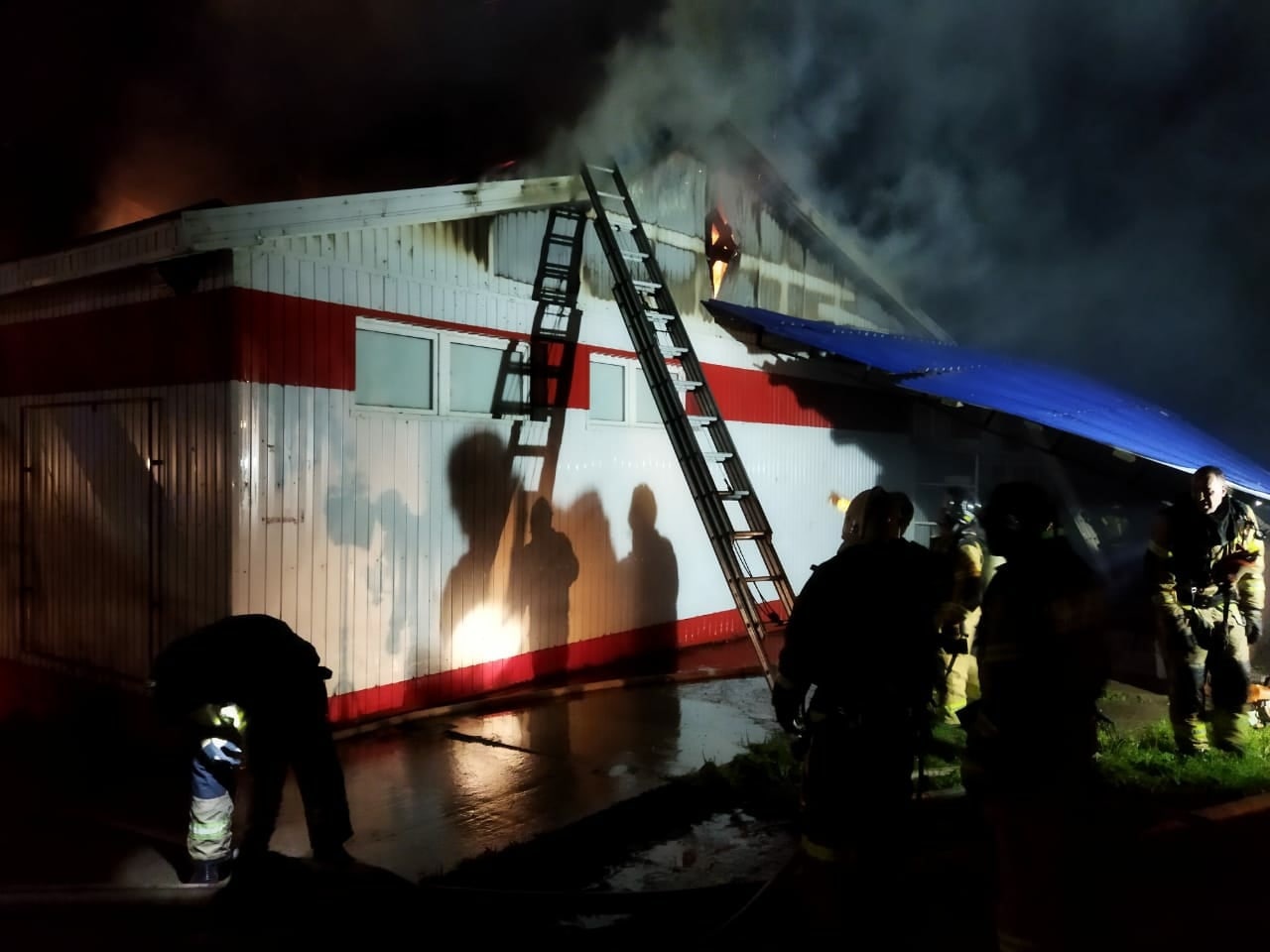 Ваще огонь ижевск. Пожар фото. Пожар в здании. Пожар в гостинице «Россия». Пожар ночью.