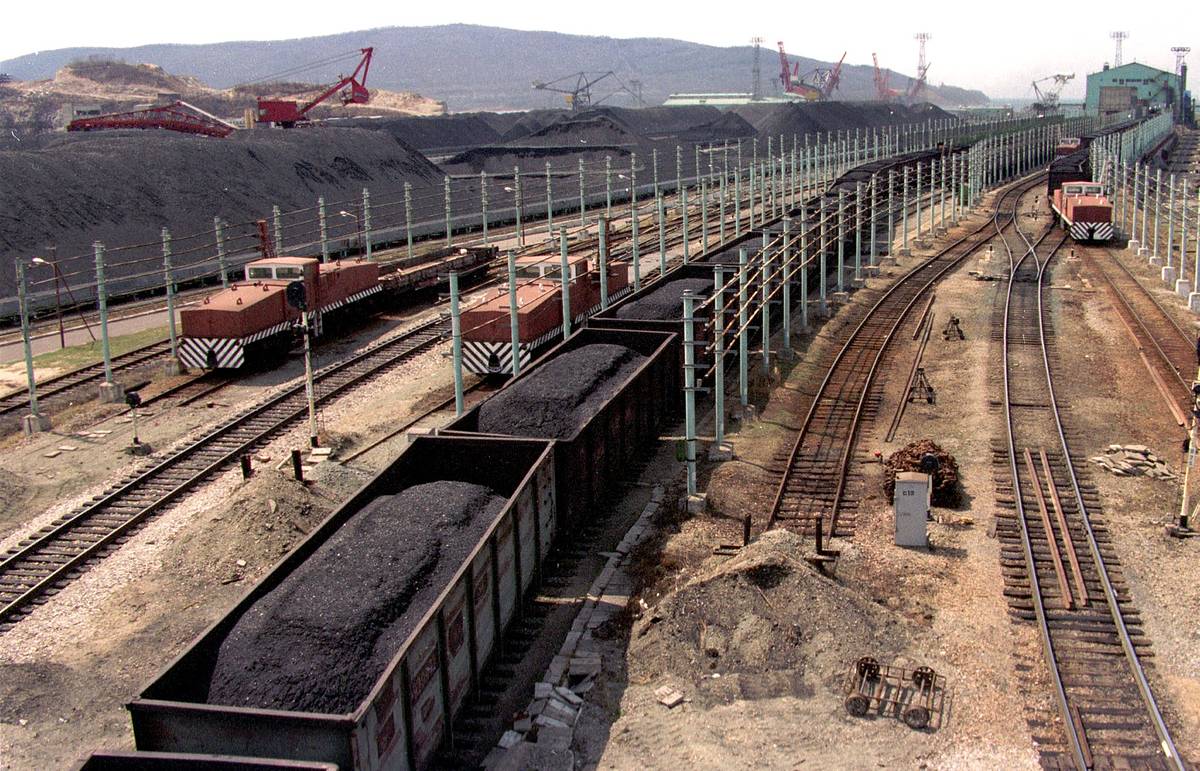 Уголь железная дорога. Железнодорожные перевозки угля. Перевозка угля ЖД. Уголь ЖД. Угольная железная дорога.