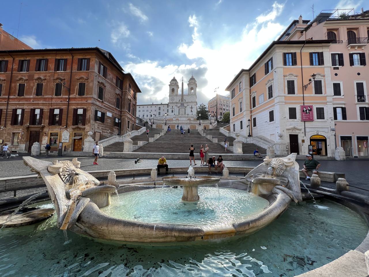 Река текущая по риму 4. Площадь Испании (Piazza di Spagna). Площади Пьяцца ди Спанья. Piazza di Spagna в Риме. Рим. Испанская лестница.