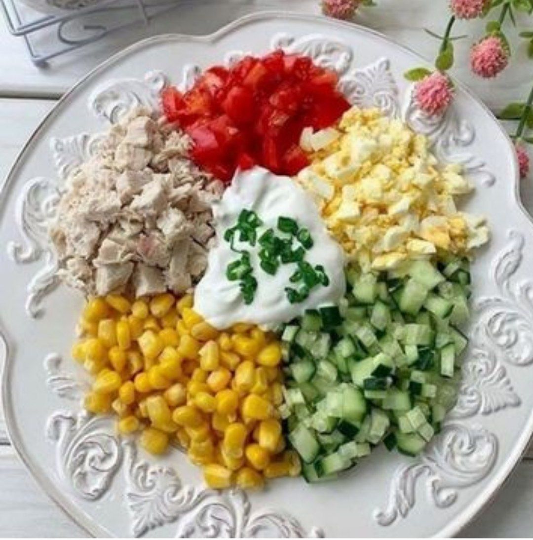 Салат с яйцами вареными простой рецепт. Салаты. ПП салаты. Салат с курицей и кукурузой. Салат с кукурузой и яйцом.