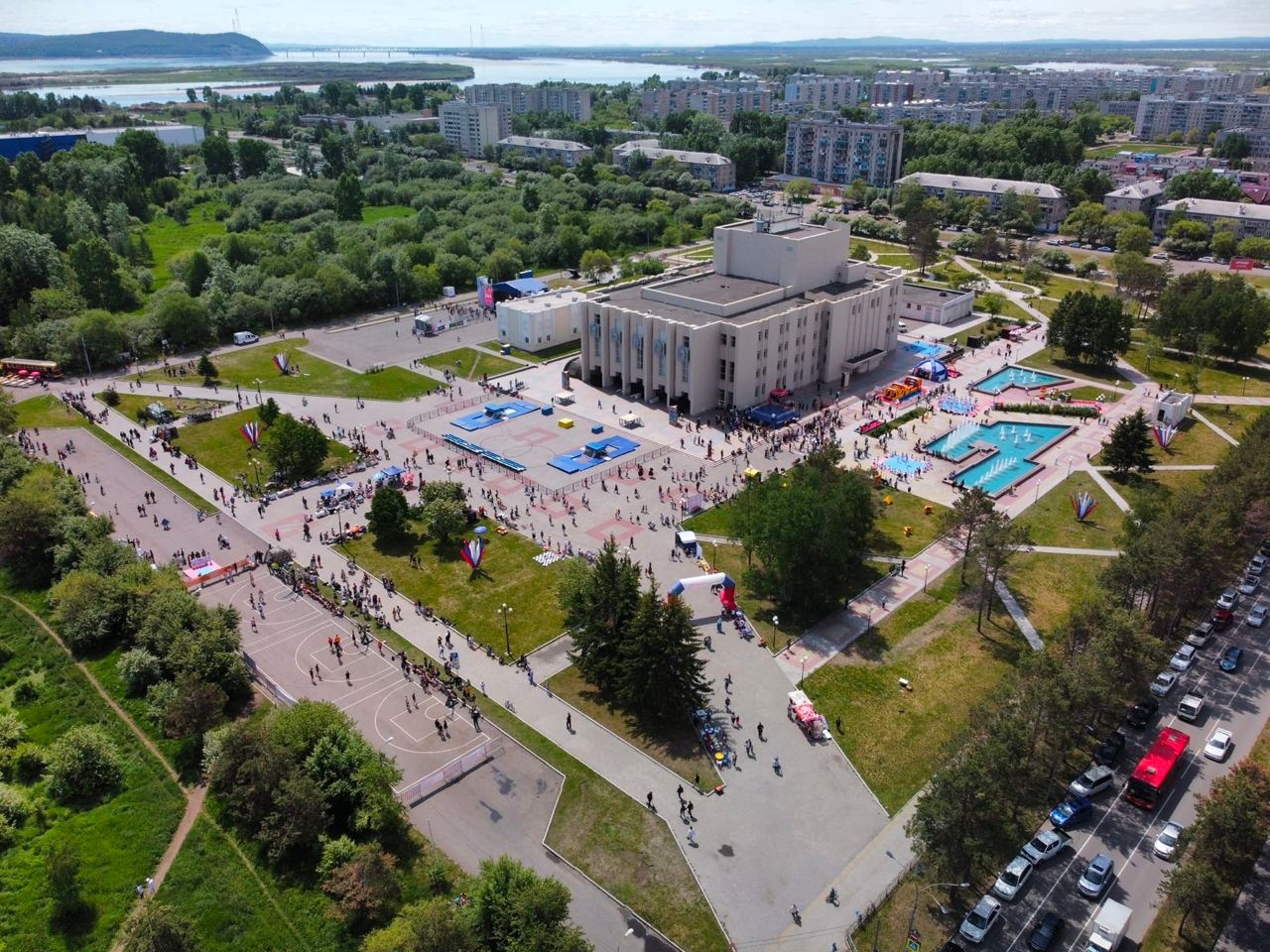 Театр комсомольск. Комсомольский-на-Амуре театр драмы. Комсомольск на Амуре. Город Комсомольск на Амуре. Комсомольск на Амуре народы.