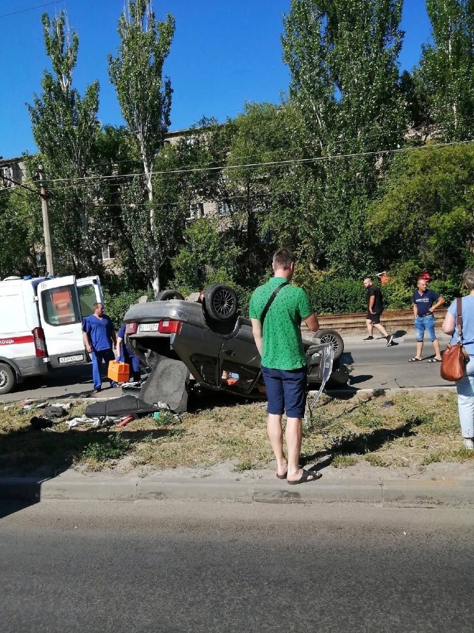 Хелп волжского. Авария Волжский кольцо Карбышева. Акрас центр Волжский. ДТП Карбышева Волжский.