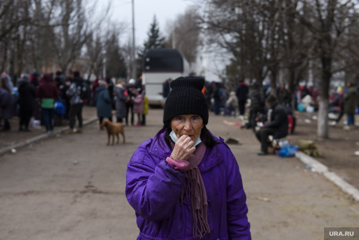 Украинцев выселили. Украинские беженки. Украинские беженцы. Жители Мариуполя.